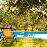 Daire In Einem In Den Huegeln- Mit Garten Und Pool By Interhome
